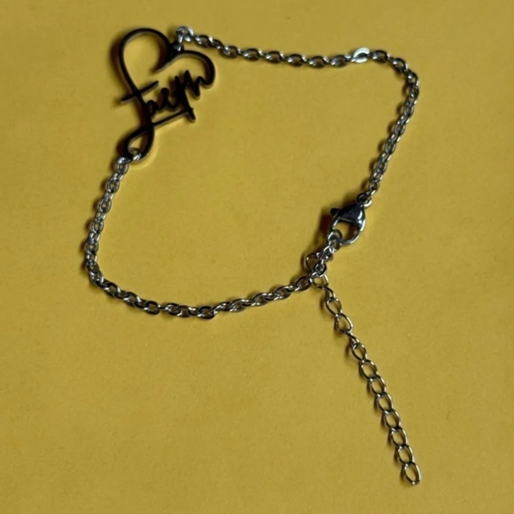 Stylish Silver Chain Bracelet with Heart Accent - Picture 1 of 3